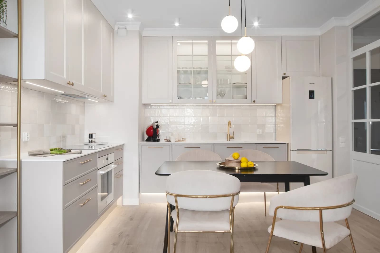 Jasna kuchnia z jadalnią w apartamencie Master Estate